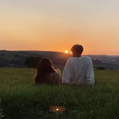 Picnic at sunset with matching outfits (ปิกนิกยามเย็น ชุดคู่พอดีเป๊ะ)