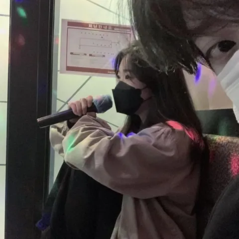 Karaoke battle – loser buys boba (ประลองคาราโอเกะ ใครแพ้ต้องเลี้ยงชานม)