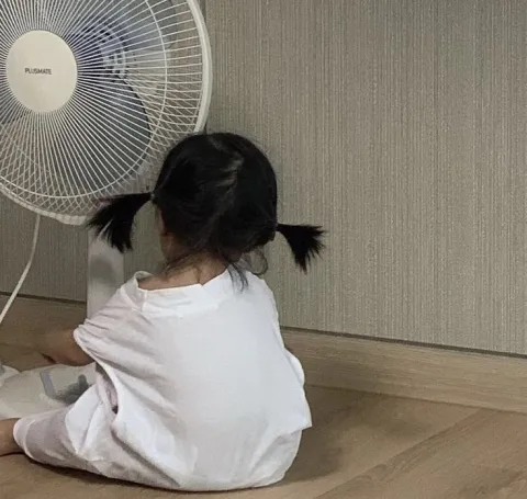 Decorate with the ugliest baby pics of you (ประดับด้วยรูปแบเบาะของคุณที่ตลกสุดๆ)