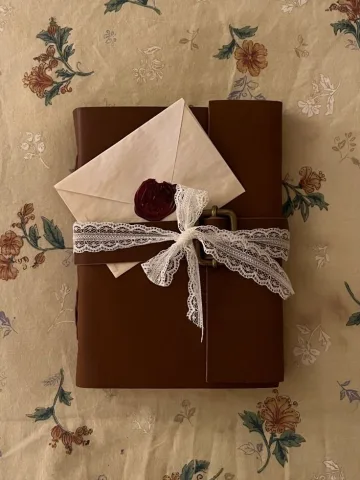 Your favorite book with a note inside - หนังสือเล่มโปรด พร้อมข้อความในนั้น