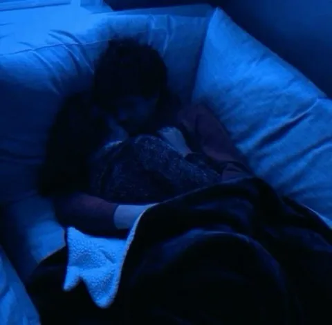 “Goodnight. Dream of me.” - “ราตรีสวัสดิ์ ฝันถึงฉันด้วยนะ”