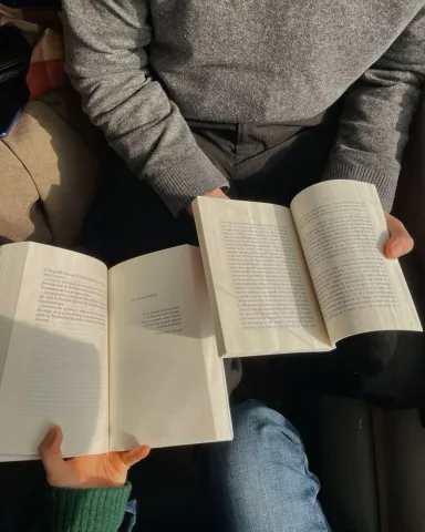 Reading side by side in comfortable silence - นั่งอ่านหนังสือเคียงข้างกันในความเงียบสบาย
