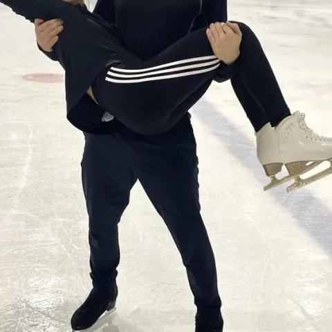 Book an ice rink just for you two. - เหมาสนามสเก็ตน้ำแข็งไว้สองคน