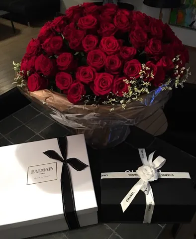 Pretends he forgot, then surprises you. - แกล้งทำลืม ก่อนเฉลยเซอร์ไพรส์