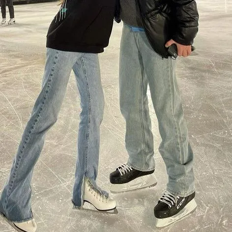 Ice skating together, hand in hand. - เล่นสเก็ตน้ำแข็งจับมือกันไปเรื่อยๆ