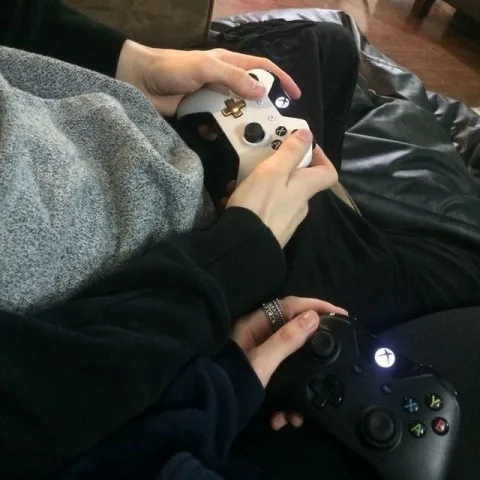 Playing games and joking at home. - เล่นเกมและแกล้งกันในบ้าน
