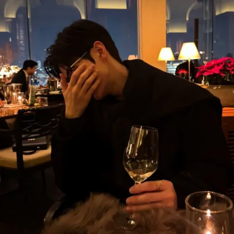 Quiet dinner with deep conversation. - ดินเนอร์เงียบๆ พร้อมพูดคุยลึกซึ้ง