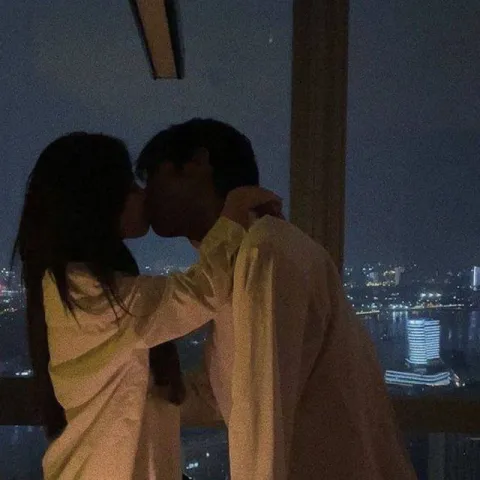 Someone who stands by him no matter what. - คนที่อยู่ข้างเขาไม่ว่าจะเกิดอะไรขึ้น