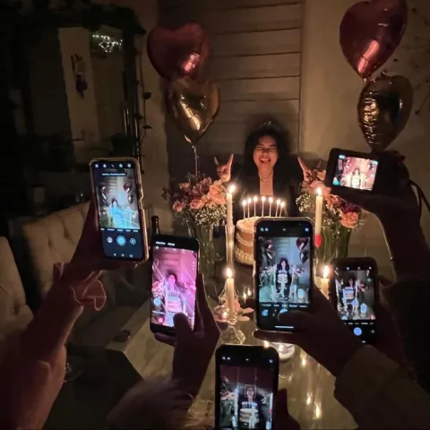 Throws a fun surprise party full of laughter. - จัดปาร์ตี้เซอร์ไพรส์สนุกสุดเหวี่ยง