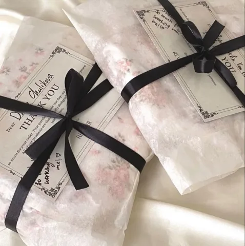 Gives you a thoughtful present and a long talk. - มอบของขวัญพร้อมพูดคุยอย่างจริงใจ