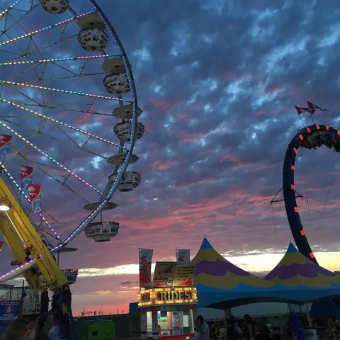 An amusement park – สวนสนุกสนุกสุดเหวี่ยง