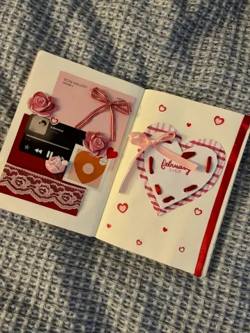 A scrapbook full of memories – สมุดความทรงจำที่เต็มไปด้วยรอยยิ้ม