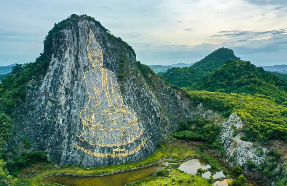 เขาชีจรรย์ตั้งอยู่ที่จังหวัดใด?