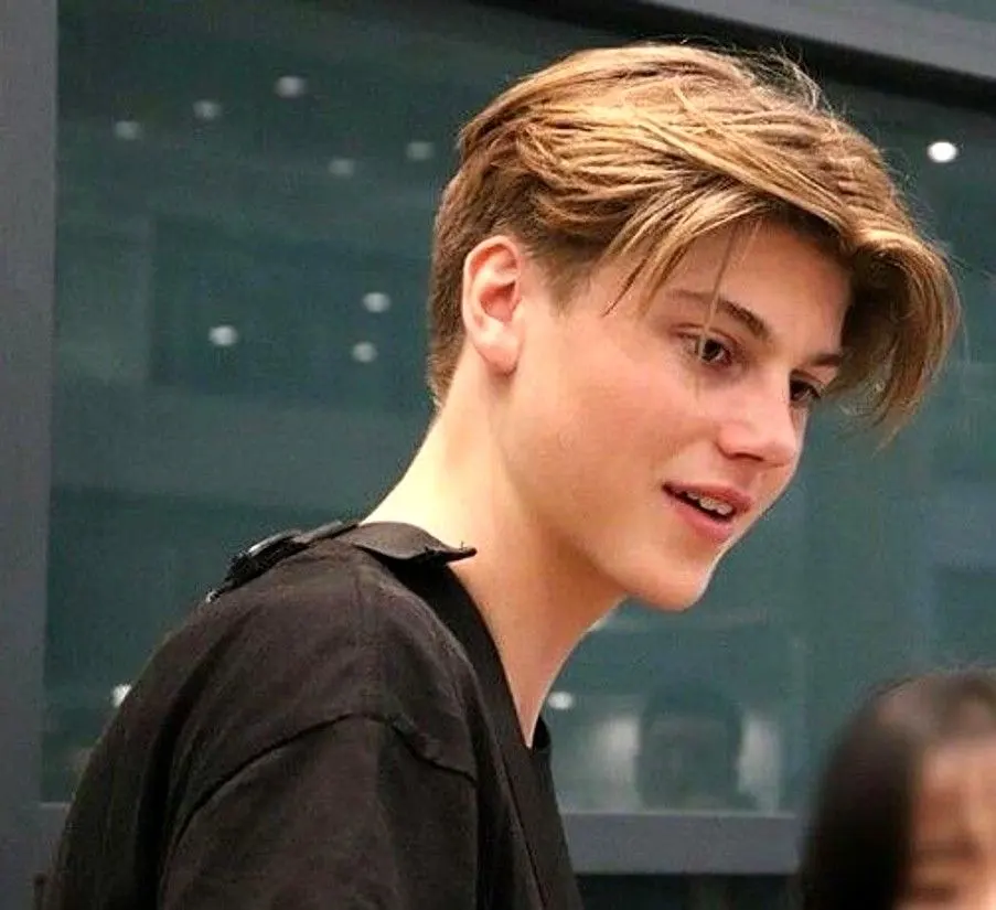 เพื่อนshe คนที่1 ชื่ือแม็กเวล คณะบริหาร เป็นลูกคนมีอิธิพล