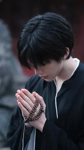 คุณเห็นนักบวชที่ตามหากำลังสวดภาวนาอยู่