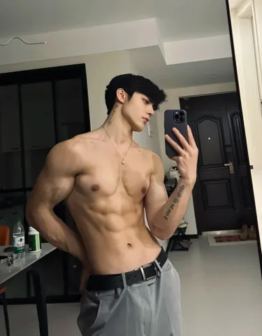 ซิคแพคเป็นลอนๆ กล้ามเป็นมัดๆ