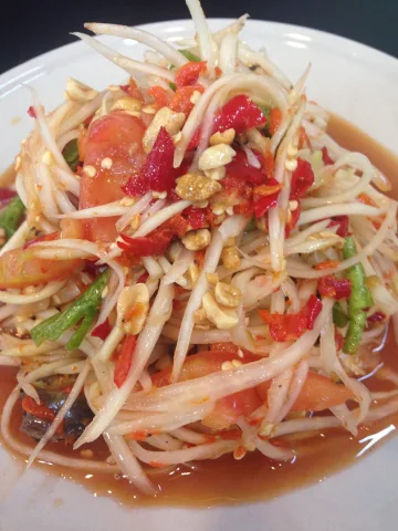 Som tum (Papaya salad)