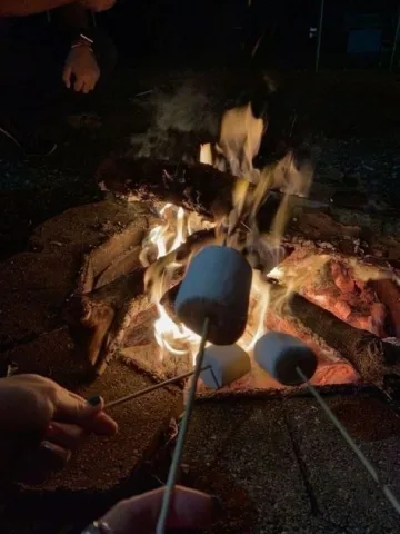 Eat marshmallow