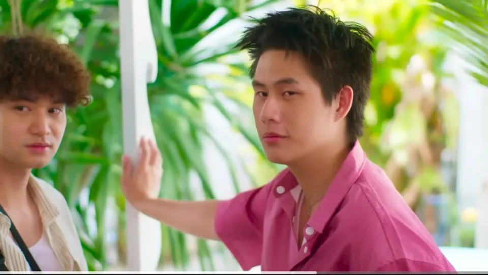 พี่ลาวามองใครนะ
