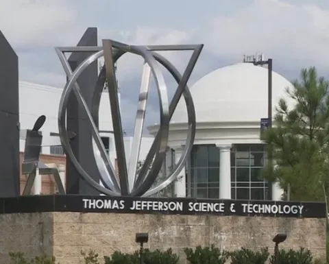 สหรัฐอเมริกา ( Thomas Jefferson High School for Science and Technology )