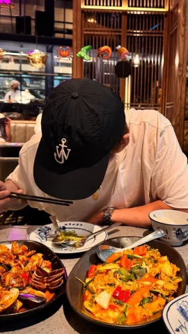 คุณ : //ถ่ายรูปเเฟนคุณ เเฟนคุณ: //เขิน รีบกิน คุณ:เธอค่อยๆกินเดะติดคอ😅