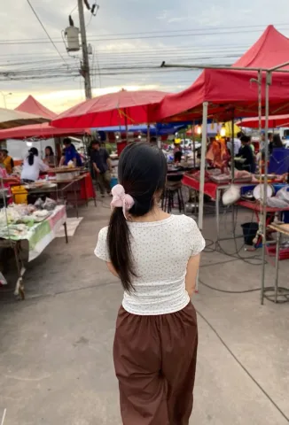 ไปเดินหาอะไรกินที่ตลาดกับน้อง