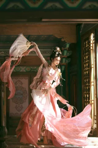 เขาได้เปิดภาพวาดของชาวบ้านที่ได้เห็นคุณปรากฏตัวในเมืองวันแรก