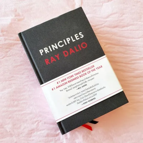 "Principles (หลักการ)" โดย เรย์ ดาลิโอ คือหนังสือที่สรุปหลักการในการดำรงชีวิตและการทำงาน เพื่อให้บรรลุเป้าหมาย โดยมีใจความสำคัญเกี่ยวกับการยอมรับความจริงอย่างปราศจากอคติ