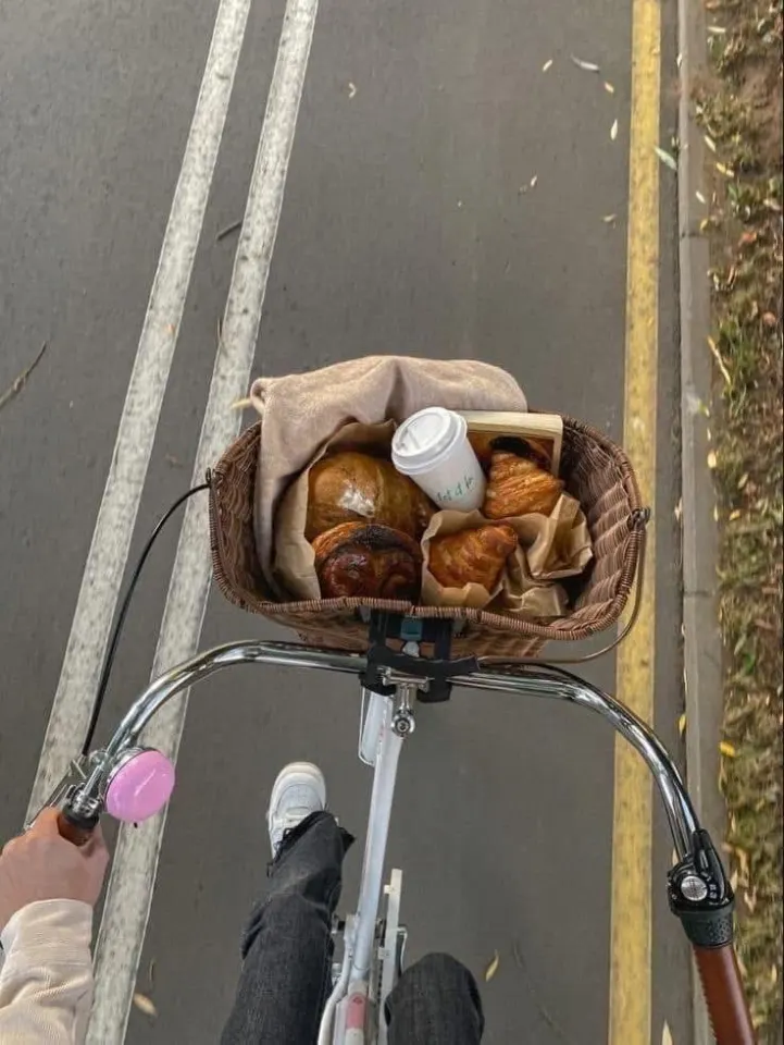 ปั่นจักรยานไปที่ร้านกัน🥐