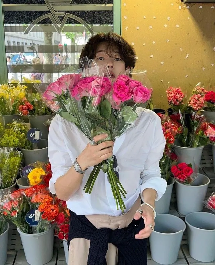 สวัสดีค้าบช่วยผมหน่อยผมอยากได้ดอกกุหลาบสีแดงค้าบบ🌹
