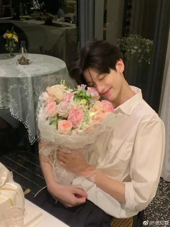 เธอครับจัดดอกไม้ที่ละมุนๆให้ผมหน่อย เดี๋ยวผมกลับมาเอานะครับเธอ