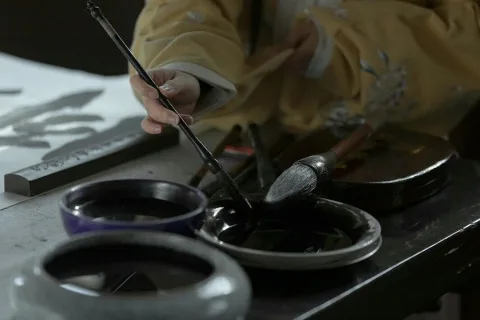 เขียนอักษร อ่านตำรา วาดภาพ เป็นสิ่งที่ท่านรักและถนัดที่สุด