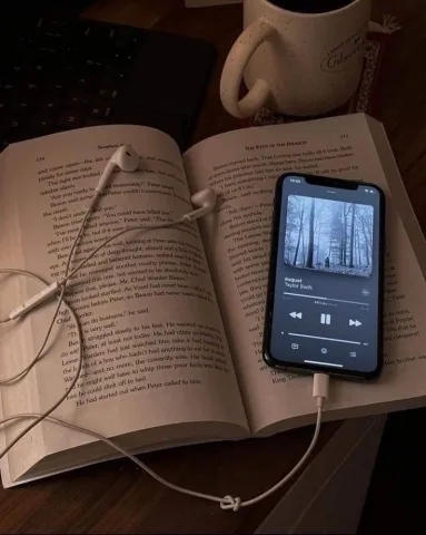 อ่านนิยาย ฟังเพลง