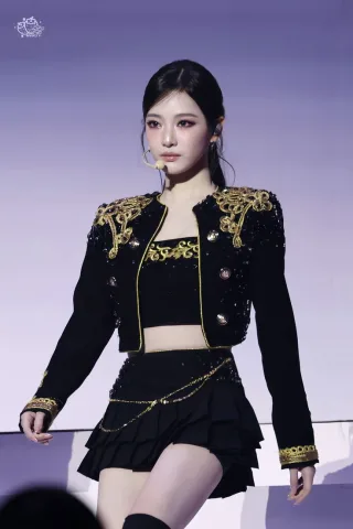 เพลงบัลลาดพลังเสียง พร้อมชุดสูทสุดหรู