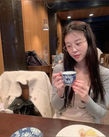Emma 🇨🇳🇨🇦 (23 year)