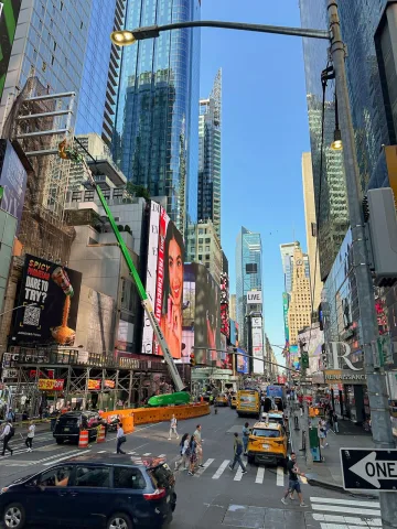 📍 times square