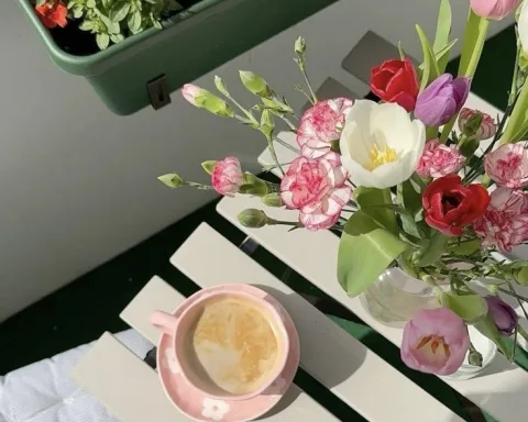 มีโต๊ะเล็ก ๆ ให้คนมานั่งจิบกาแฟกับแจกันดอกไม้