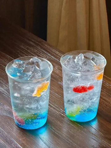 ตู้ปลาที่ดื่มได้ ปลาเยลลี่หนึบหนับ กับบลูฮาวายโซดา 🐠