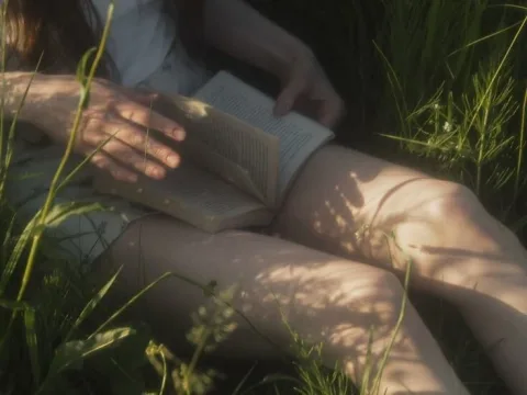 อ่านหนังสือ ฟังเพลง หรือทำงานอดิเรกสงบ ๆ