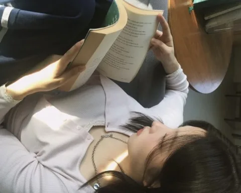 อ่านหนังสือหรือเขียนบันทึก