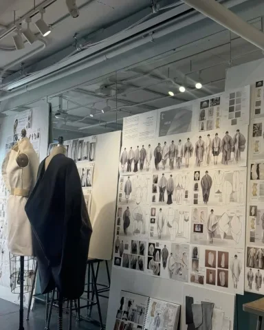 สตูดิโอที่เต็มไปด้วยงานศิลป์