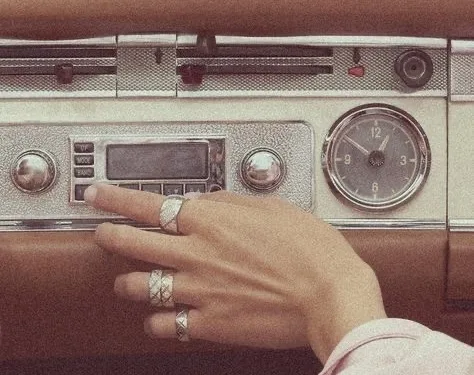 เพลงที่เขาเปิดให้คุณฟังหละ..😽