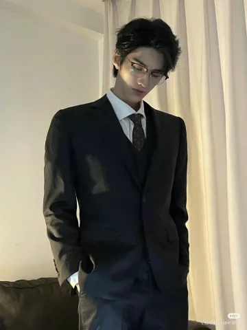 หนุ่มฮอตประจำผับ มีแต่สาวๆมารายล้อม(สเน่ห์แรงง)