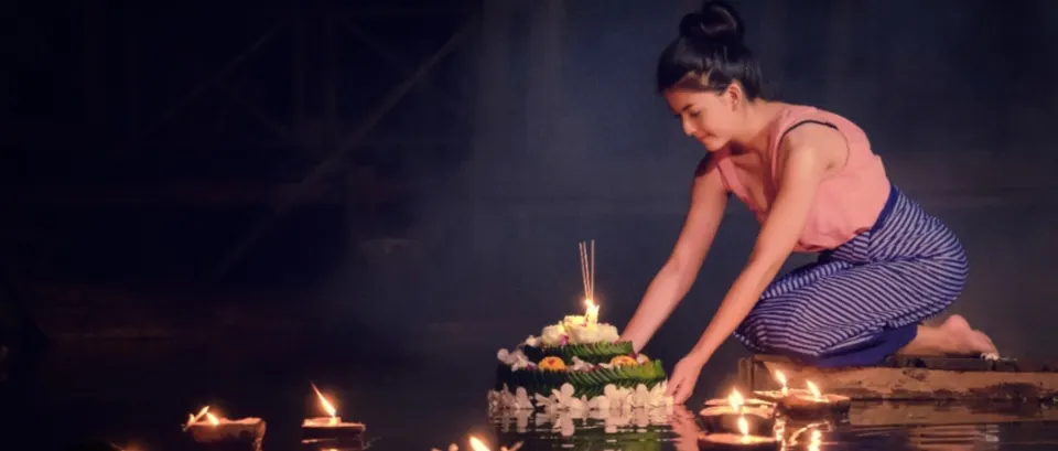 วันเพ็ญเดือนสิบสอง น้ำก็นองเต็มตลิ่ง เราทั้งหลายชายหญิง สนุกกันจริงวันลอยกระทง ลอย ลอยกระทง ลอย ลอยกระทง ลอยกระทงกันแล้ว ขอเชิญน้องแก้วออกมารำวง รำวงวันลอยกระทง รำวงวันลอยกระทง บุญจะส่งให้เราสุขใจ บุญ