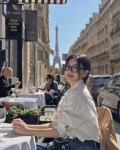 นั่งถ่ายที่ร้านแถวๆนั้น