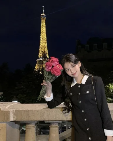 ถือช่อดอกไม้