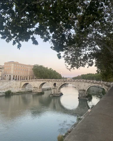 เดินเล่นริมแม่น้ำเทเบอร์