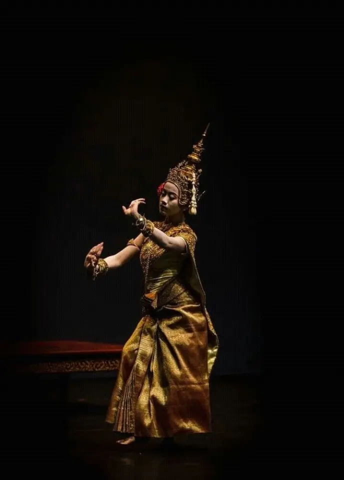 วันต่อมามะลิได้แสดงโชว์นางรำที่สวยงามแต่ก็มีเรื่องทำให้เธอเสียชีวิต