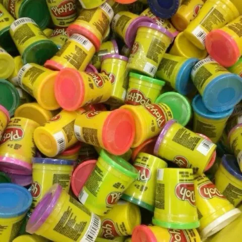 Play with play doughs —