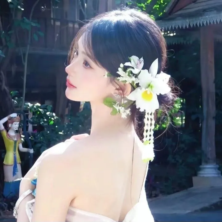 าข้าชื่อ สุดนที ชุดของออเจ้าว่าสวยแล้วยังเทียบกับความสวยของออเจ้าไม่ติดเลยหนา😳 สวัสดีค่ะท่านข้าชื่อธิดา